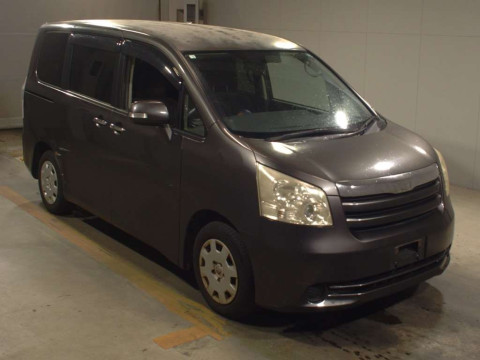 2010 Toyota Noah ZRR70G[2]