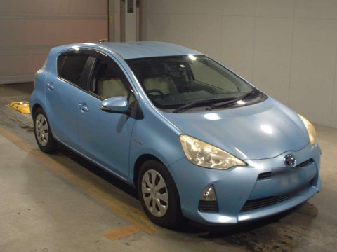 2012 Toyota Aqua NHP10[2]