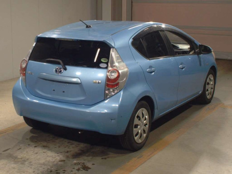 2012 Toyota Aqua NHP10[1]