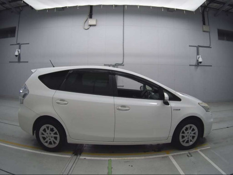 2012 Toyota Prius alpha ZVW40W[2]