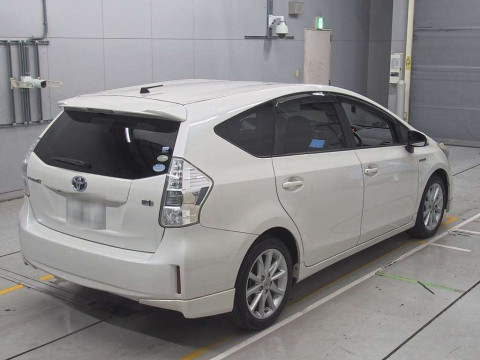 2011 Toyota Prius alpha ZVW41W[1]