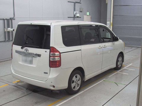 2010 Toyota Noah ZRR70G[1]