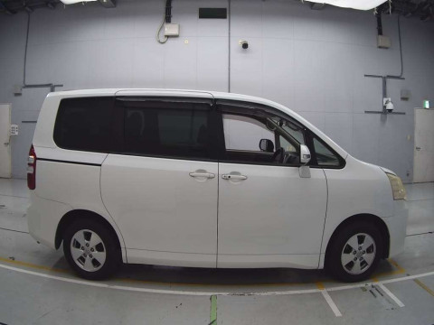 2010 Toyota Noah ZRR70G[2]