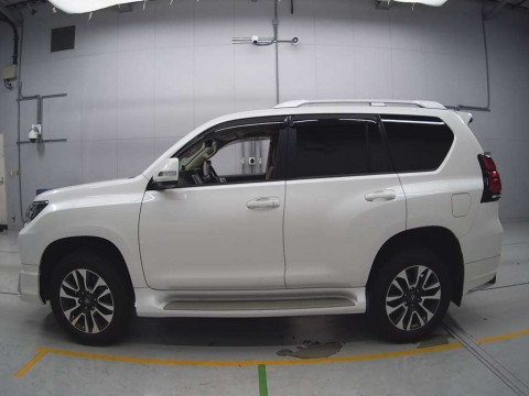 2021 Toyota Land Cruiser Prado TRJ150W[2]