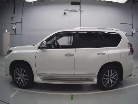 2023 Toyota Land Cruiser Prado TRJ150W[2]