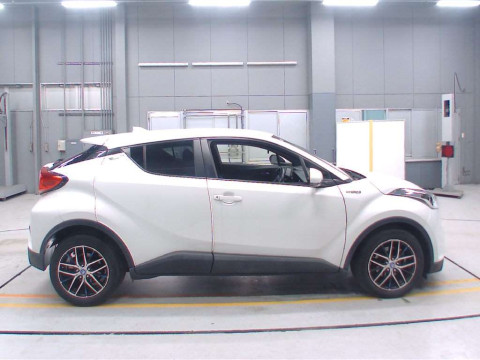 2017 Toyota C-HR ZYX10[2]