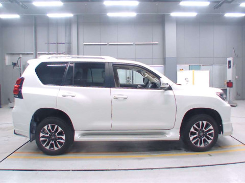 2023 Toyota Land Cruiser Prado TRJ150W[2]