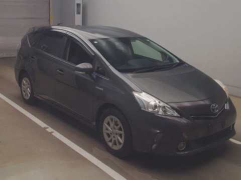 2013 Toyota Prius alpha ZVW41W[2]