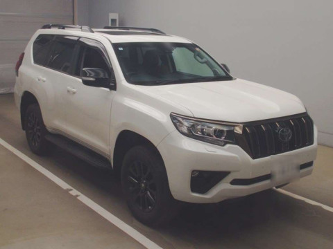 2022 Toyota Land Cruiser Prado TRJ150W[2]