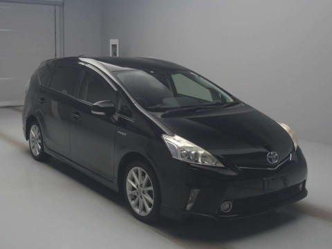 2012 Toyota Prius alpha ZVW41W[2]