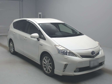 2013 Toyota Prius alpha ZVW40W[2]