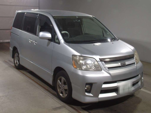 2004 Toyota Noah AZR60G[2]