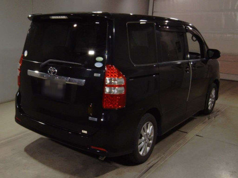 2012 Toyota Noah ZRR70W[1]