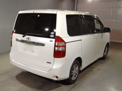 2010 Toyota Noah ZRR70G[1]