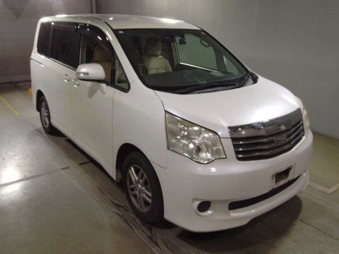 2010 Toyota Noah ZRR70G[2]