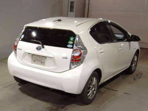 2013 Toyota Aqua NHP10[1]