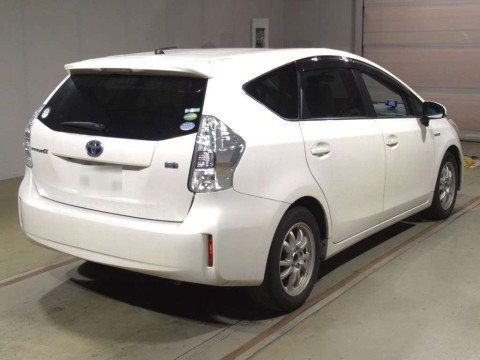 2013 Toyota Prius alpha ZVW41W[1]