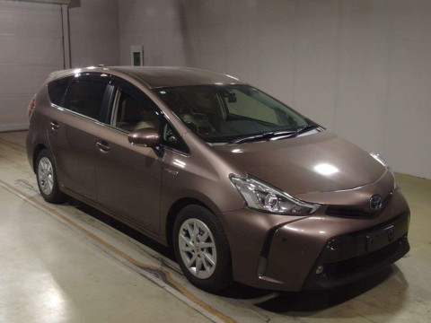 2015 Toyota Prius alpha ZVW41W[2]