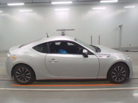 2013 Toyota 86 ZN6[2]