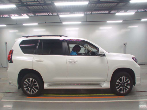 2023 Toyota Land Cruiser Prado TRJ150W[2]