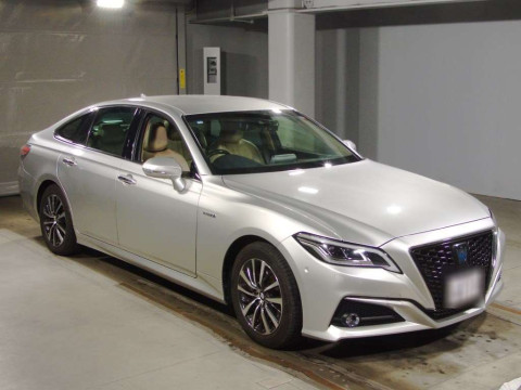 2018 Toyota Crown Hybrid AZSH20[2]