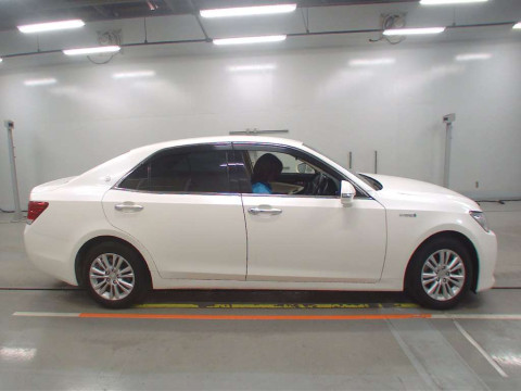 2013 Toyota Crown Hybrid AWS210[2]