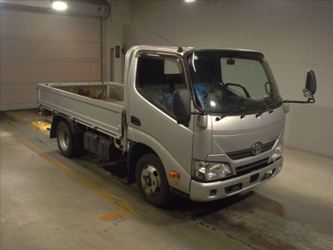 2016 Toyota Toyoace Truck XZU605[2]