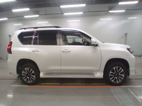 2022 Toyota Land Cruiser Prado TRJ150W[2]