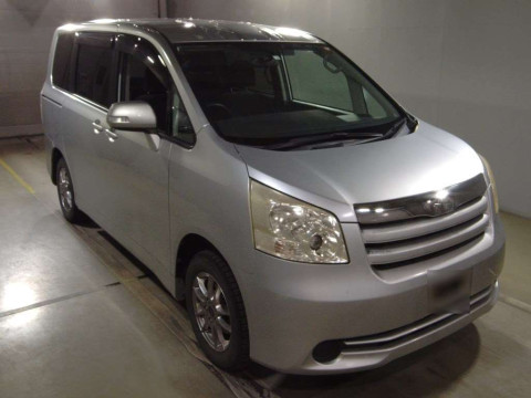 2009 Toyota Noah ZRR70G[2]