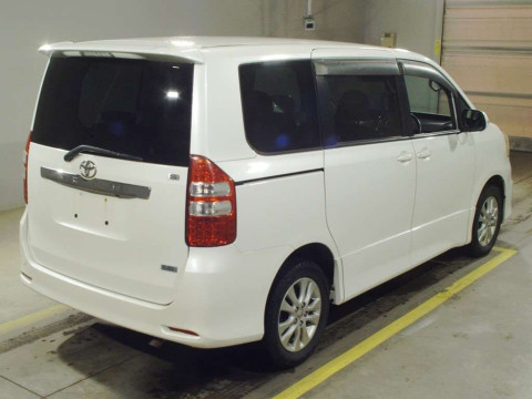 2011 Toyota Noah ZRR75W[1]