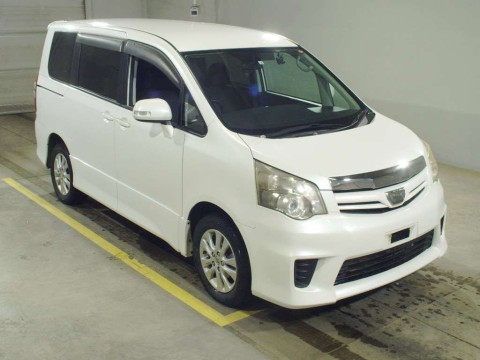 2011 Toyota Noah ZRR75W[2]