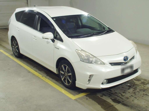 2012 Toyota Prius alpha ZVW41W[2]