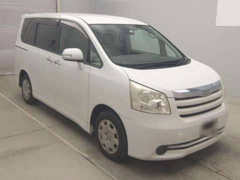 2010 Toyota Noah ZRR70G[2]