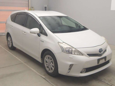 2013 Toyota Prius alpha ZVW41W[2]