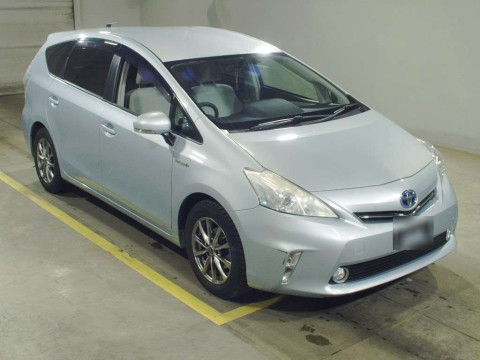 2012 Toyota Prius alpha ZVW41W[2]