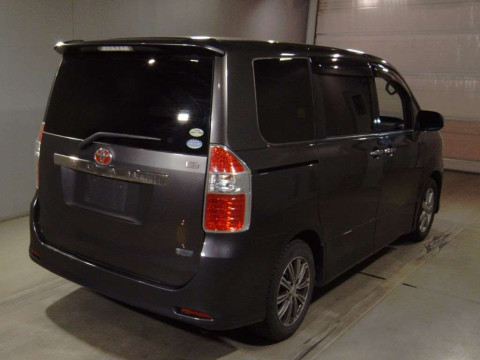 2007 Toyota Noah ZRR70W[1]