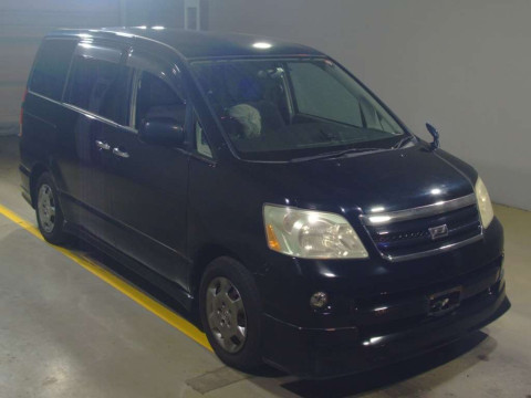 2006 Toyota Noah AZR60G[2]