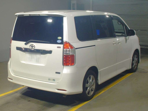 2007 Toyota Noah ZRR70W[1]