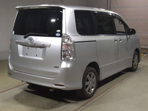 2010 Toyota Voxy ZRR75W[1]