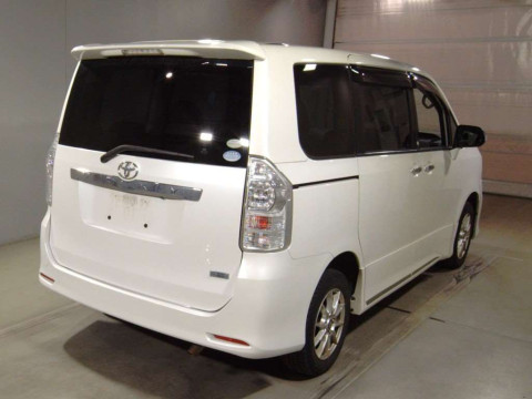 2011 Toyota Voxy ZRR75W[1]