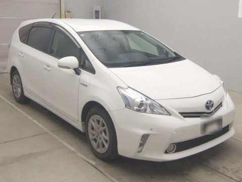 2013 Toyota Prius alpha ZVW41W[1]