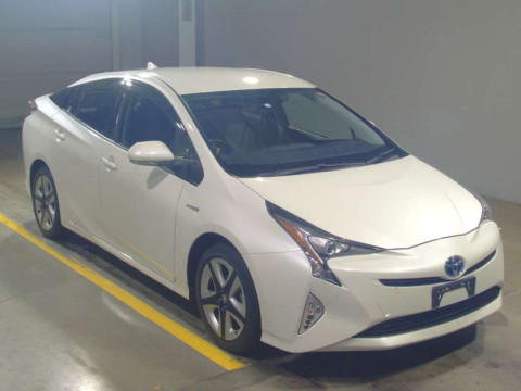 2016 Toyota Prius ZVW55[2]