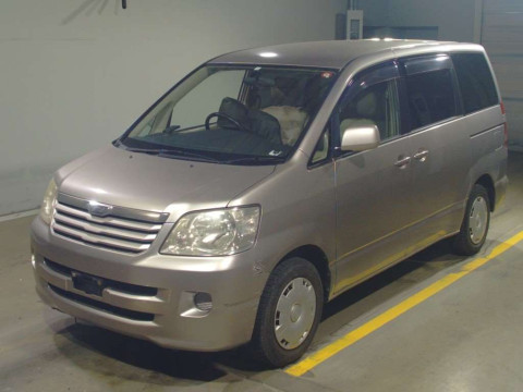 2002 Toyota Noah AZR60G[0]