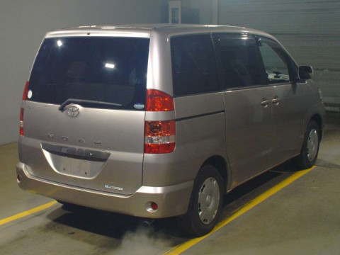 2002 Toyota Noah AZR60G[1]