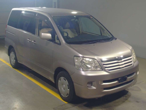 2002 Toyota Noah AZR60G[2]