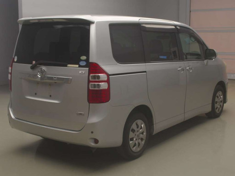 2011 Toyota Noah ZRR70G[1]