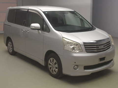 2011 Toyota Noah ZRR70G[2]