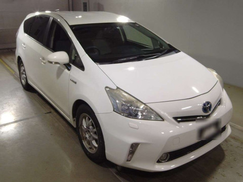 2012 Toyota Prius alpha ZVW41W[2]