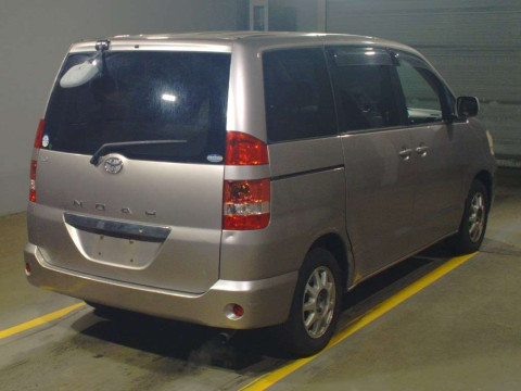 2002 Toyota Noah AZR60G[1]