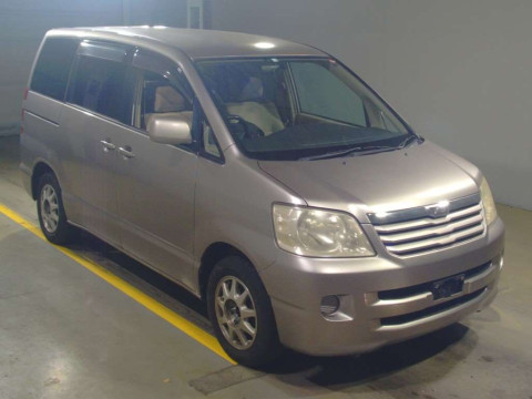 2002 Toyota Noah AZR60G[2]